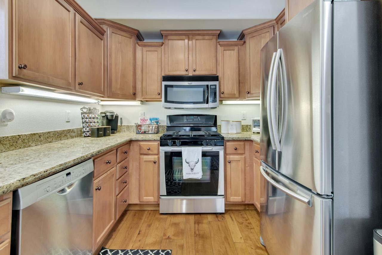 Вилла Downtown Paso: Sip N Sleepz 3 Bed/2.5 Bath Пасо Роблс Экстерьер фото
